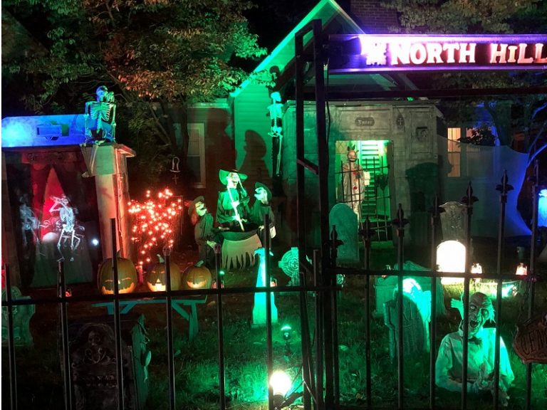 MustSee Halloween Yard Displays OvertheTop Decorations {2021}