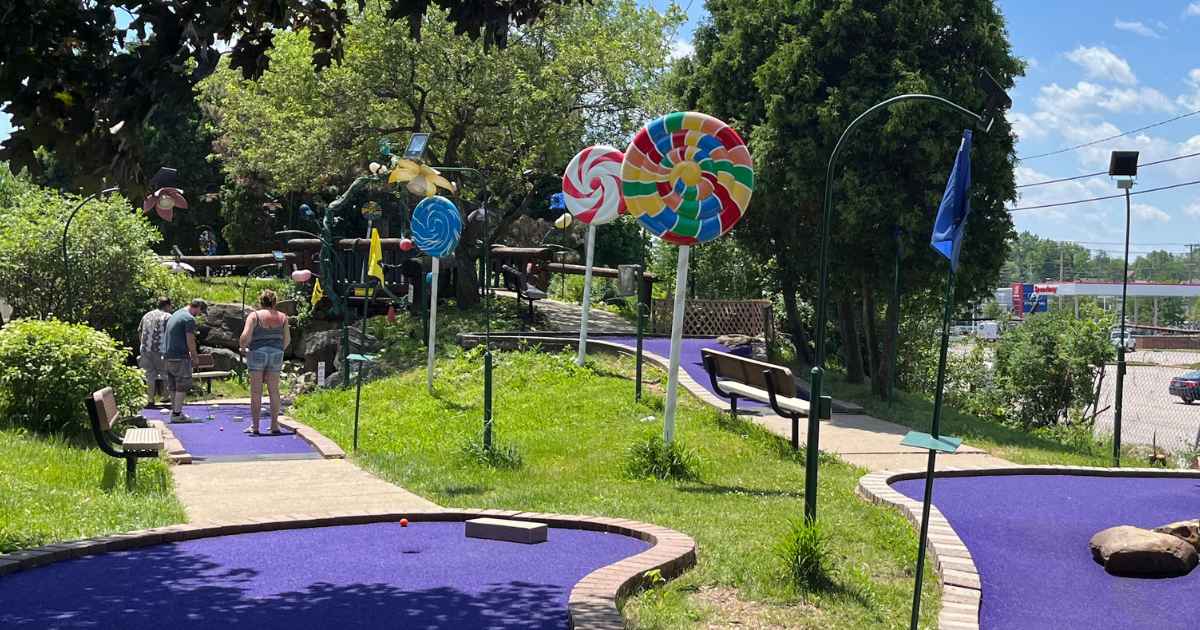 25 Best Miniature Golf Courses In Northeast Ohio 2024   Sweeties Golfland Candy Themed Mini Golf Course In Cleveland 