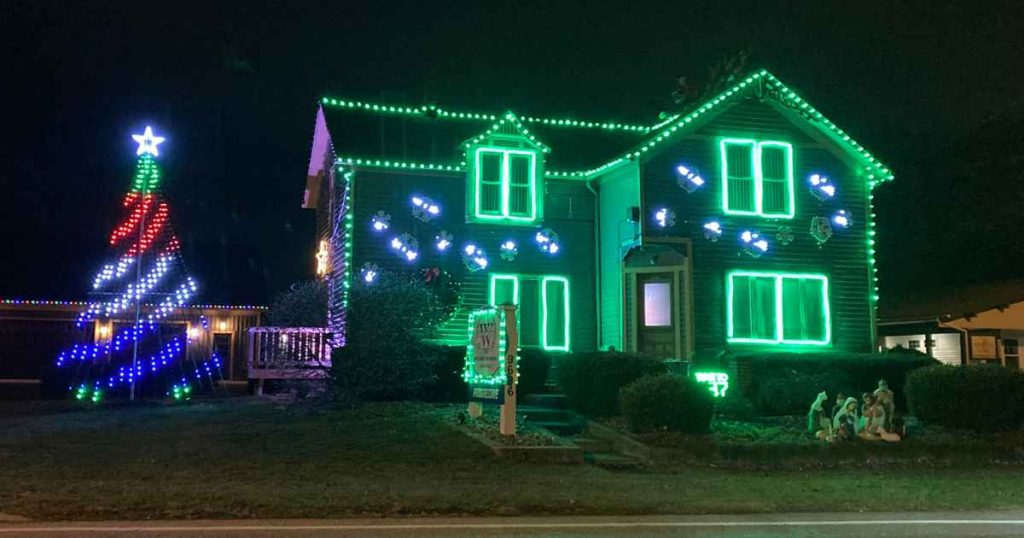 Best Christmas Lights in Northeast Ohio {2024} - You Must See This Year!