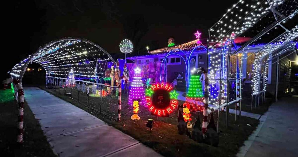 Best Christmas Lights in Northeast Ohio {2023} - You Must See This Year!